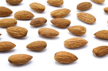 白背景に散らばった複数のアーモンド