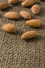 麻布の背景に複数のアーモンド