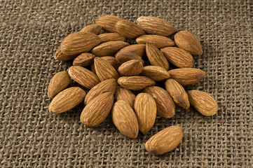 麻布の背景に複数のアーモンドのアップ