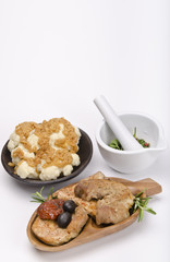 Gebackenes Fleisch mit Oliven und gebratene Tomaten