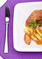 gebackene kartofeln mit gegrilte fleisch und karoten