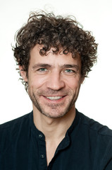 freundlicher mann mit locken