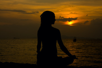 Fototapeta premium girl meditating in sunset