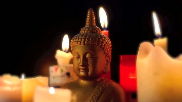 Buddha und Kerzen auf dem Altar