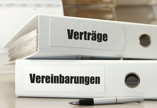 Vertr&auml;ge in wei&szlig;en Aktenordnern