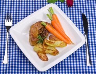 gebackene kartofeln mit gegrilte fleisch und karoten