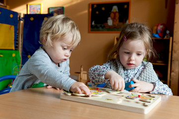 Kinder spielen mit Puzzle