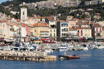 Fototapeta na wymiar Port de Cassis vu de la jetée du phare