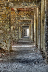 Fototapeta na wymiar Długi pusty korytarz i drzwi w opuszczonym budynku