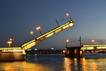 Fototapeta na wymiar Liteyny most w nocy