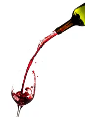 Fototapeten Wein gießt aus der Flasche ins Glas © steheap