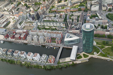 Luftaufnahme Frankfurter Westhafen mit Westhafen-Turm am Main