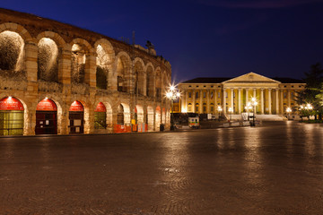Fototapeta na wymiar Piazza Bra i starożytny amfiteatr w Werona, Włochy