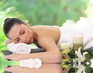 Obraz na płótnie Canvas A beautiful woman relaxing in spa