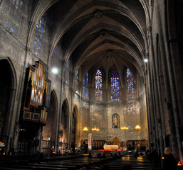 Obraz premium interior of catholic cathedral Santa Maria del Pi in barcelona,