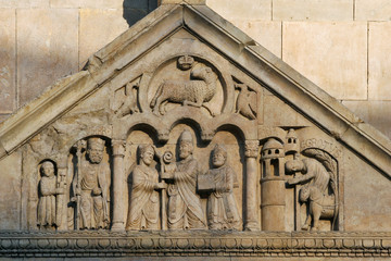 Duomo di Fidenza, timpano