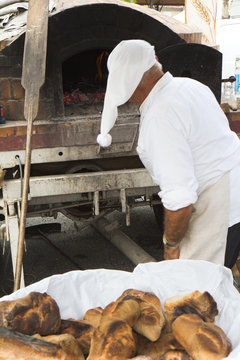Boulanger travaillant avec un four &agrave; bois