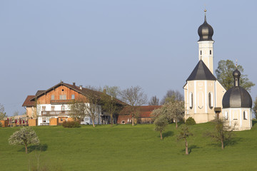 Fototapeta na wymiar Wallfahrtskirche na góry jelenia w Górnej Bawarii
