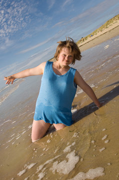 Girl with Down syndrome at the beach / fille à la plage