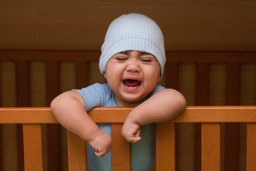 bambino che piange dentro la culla