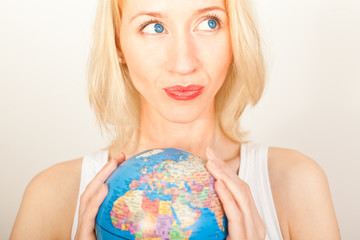 Frau mit Erdkugel
