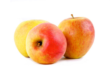 groupe de 3 pommes isolées sur fond blanc