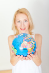 Frau mit Erdkugel