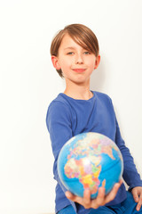 kind mit erdkugel