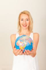 Frau mit Erdkugel