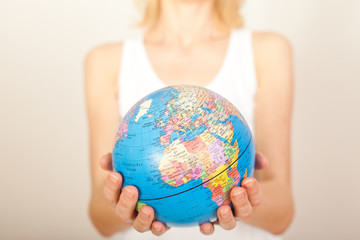 Frau mit Erdkugel