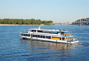 Fototapeta na wymiar Łód¼ z turystami na rzece Dniepr, Kijów, Ukraina
