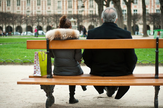 couple sur un banc place des Vosges à Paris
