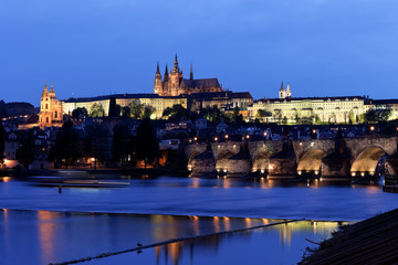 Fototapeta na wymiar Praga, Most Karola i Zamek Praski Hradczany w N