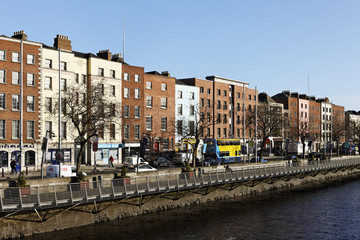 Fototapeta premium Les quais en bordure de la Liffey __ Dublin