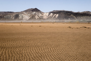 Sandstrand mit Wellen im Sand in Island