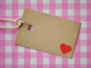 Anhänger aus Pappe mit Herz