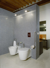 bagno moderno con mosaico
