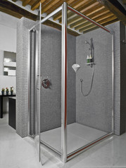 bagno moderno con box doccia d vetro