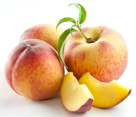 Ripe peach fruit with leaves and slises