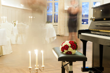 Braut und Bräutigam beim Hochzeitswalzer