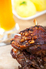 Schweinshaxe mit Knödel