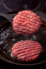 Rindfleischpatties in einer Pfanne