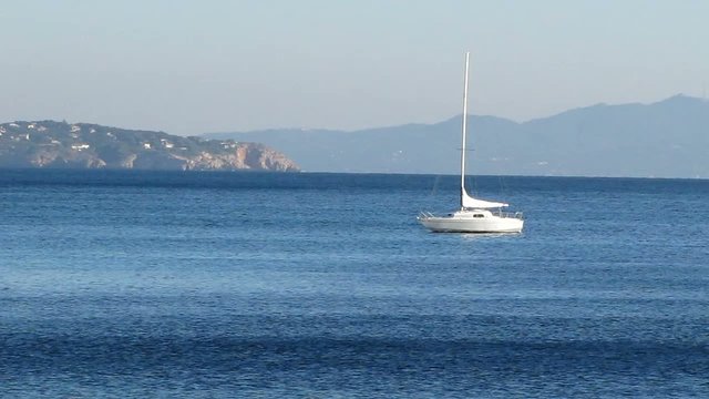 Voilier &agrave; l'entr&eacute;e du port de La Ciotat