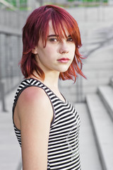 selbstbewußtes Mädchen (13 Jahre)