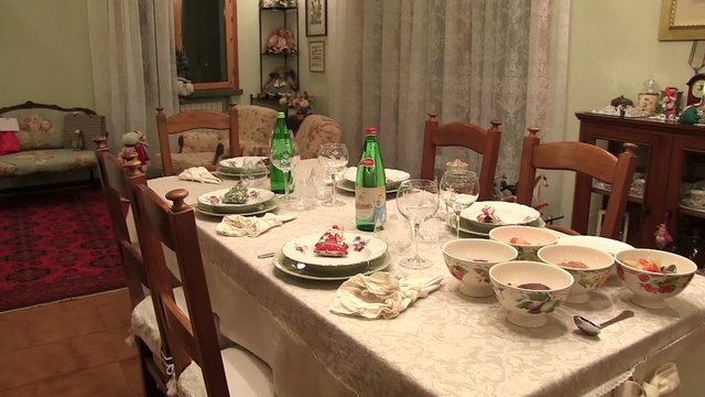 cena di natale tavola imbandita
