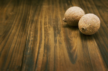 木の背景に木の実