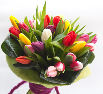 bunter Fr&uuml;hlingsstrau&szlig; mit Tulpen