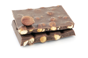 chocolat aux noisettes sur fond blanc