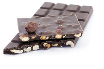 tablette chocolat aux noisettes sur fond blanc