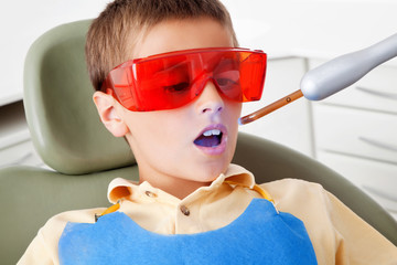 Kind bei Lasertherapie beim Zahnarzt